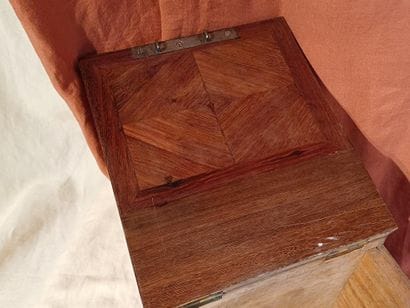 Veneered wood and varnished amaranth veneer...