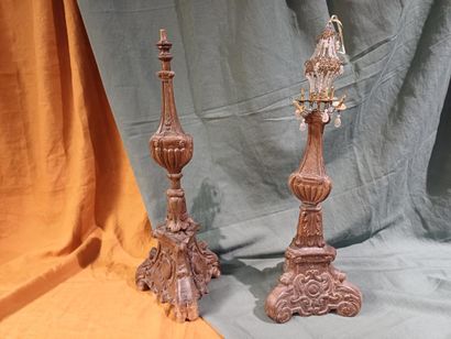 Deux pique-cierges formant pendants en bois...