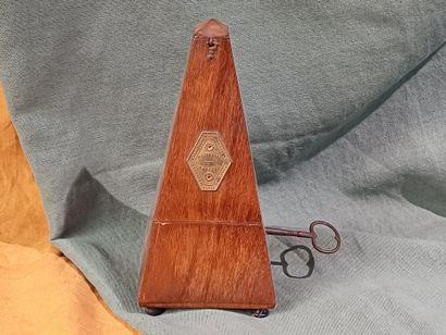 MAELZEL
Métronome en bois reposant sur trois...
