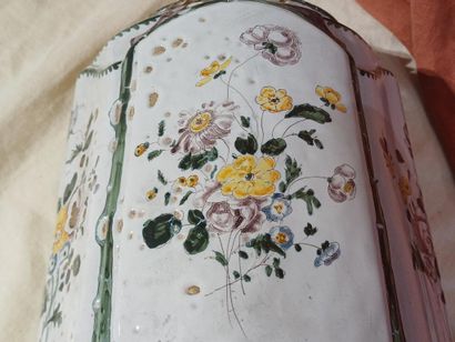 MONTPELLIER
Fontaine en faïence à décor polychrome...