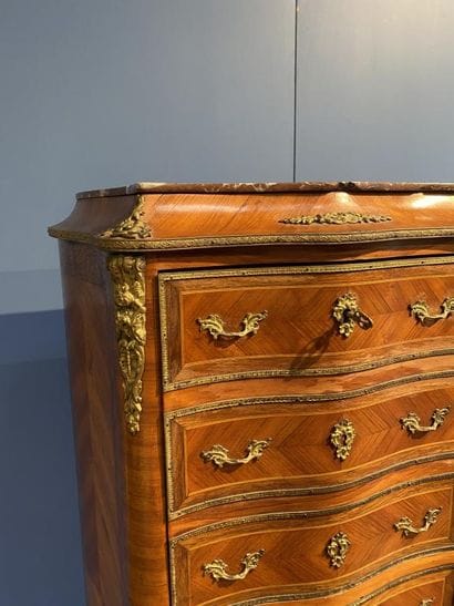 Semainier in veneered wood with frieze decoration,...
