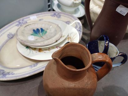 Ensemble de céramiques en porcelaine, faïence...