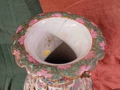 CHINA, Canton - 20th century 
Two porcelain...