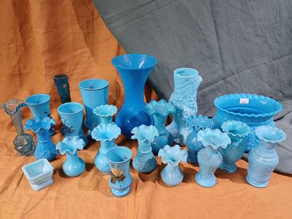 Ensemble de vases en opaline et verre bleu.
Fin...