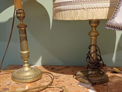 Ensemble de quatre bougeoirs montés en lampe...