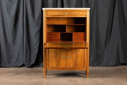 Mahogany and mahogany veneer desk. It opens...