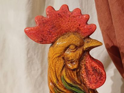 Coq en barbotine à décor polychrome au naturel....