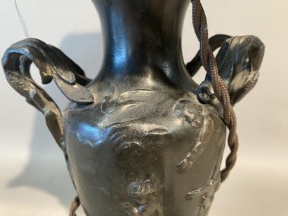 Vase à deux anses feuillagées en régule à...