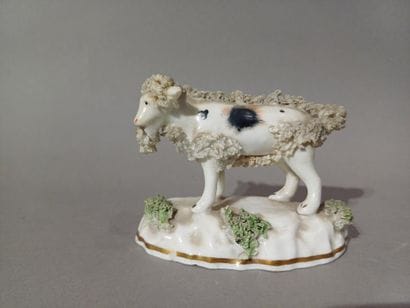 Sujet représentant un bouc en porcelaine...