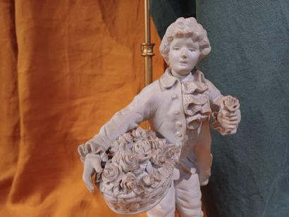 Pied de lampe en biscuit figurant un marchand...