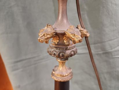Pied de lampe en bronze doré et marbre noir...
