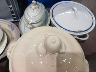 Ensemble de céramiques en porcelaine, faïence...