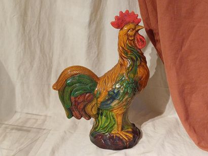 Coq en barbotine à décor polychrome au naturel....