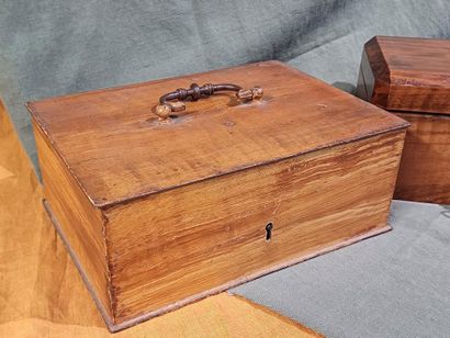 Ensemble de trois coffrets :
- en bois à...