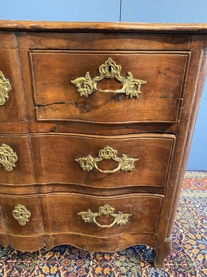Curved-front chest of drawers in molded walnut...