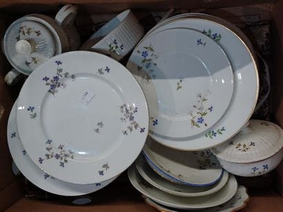 Parties de service en porcelaine à décor...
