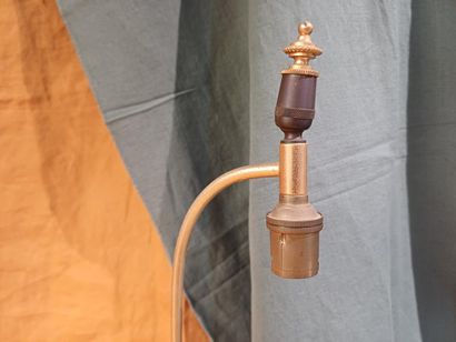 Pied de lampe en biscuit figurant un marchand...