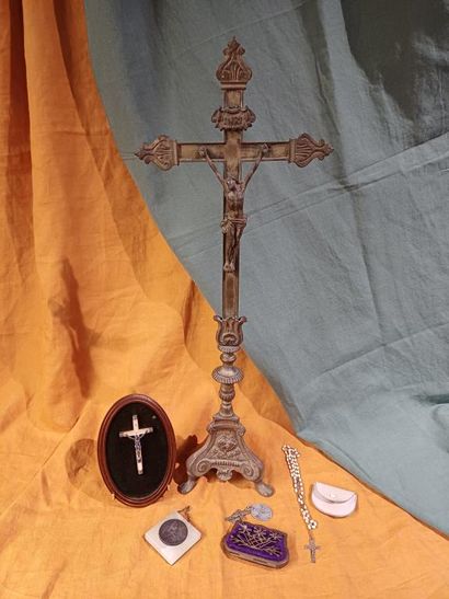 Grand crucifix en métal doré, reposant sur...