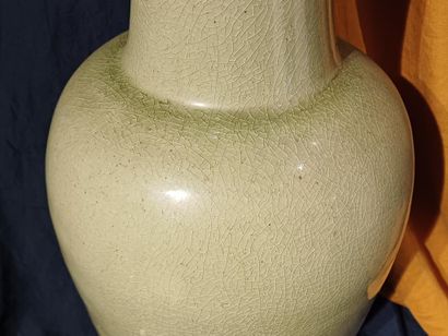 FAR EAST, 20th century 
Celadon cracked porcelain...