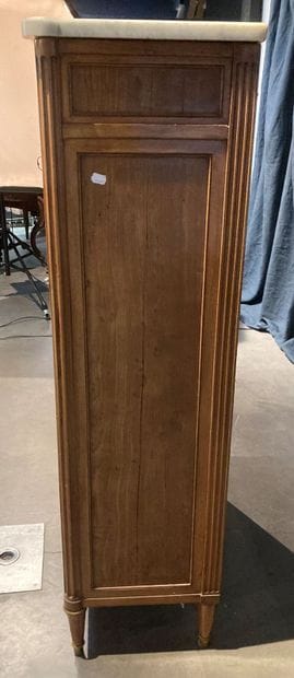 Mahogany and mahogany veneer desk. It opens...