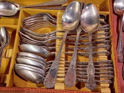 Set including :
- Mismatched silver-plated...
