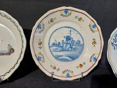 NEVERS et divers 
Suite de quatre assiettes...
