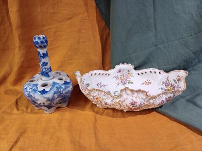 Corbeille en porcelaine à décor polychrome...