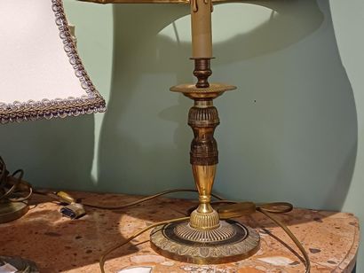 Ensemble de quatre bougeoirs montés en lampe...