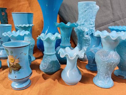 Ensemble de vases en opaline et verre bleu.
Fin...