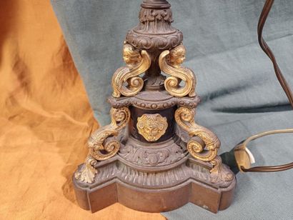 Pied de lampe en bronze doré et marbre noir...