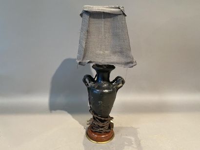 Vase à deux anses feuillagées en régule à...