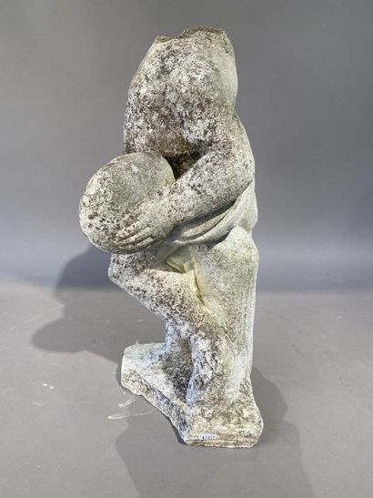 Sculpture en pierre reconstituée figurant...