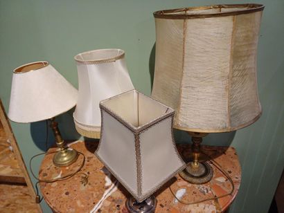 Ensemble de quatre bougeoirs montés en lampe...