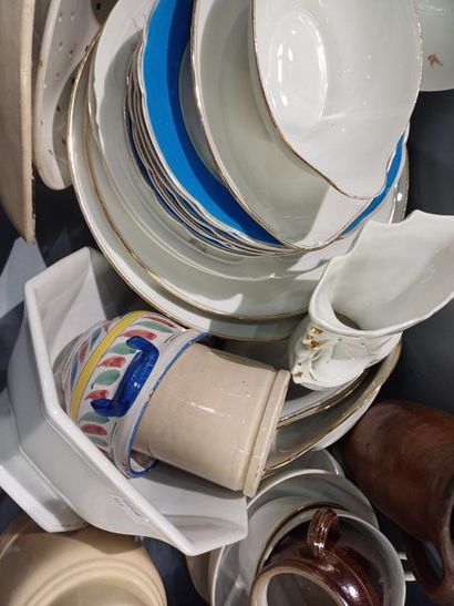 Ensemble de céramiques en porcelaine, faïence...