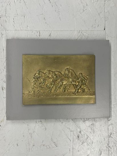 Plaque rectangulaire en bronze doré représentant...