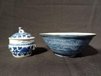 CHINA
Set comprising a covered pot, a vase...