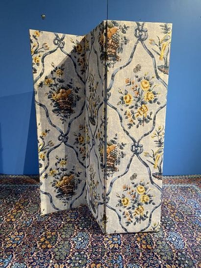 Three-leaf screen in printed fabric decorated...