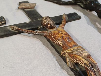 Ensemble de six Christ en bois, métal et...
