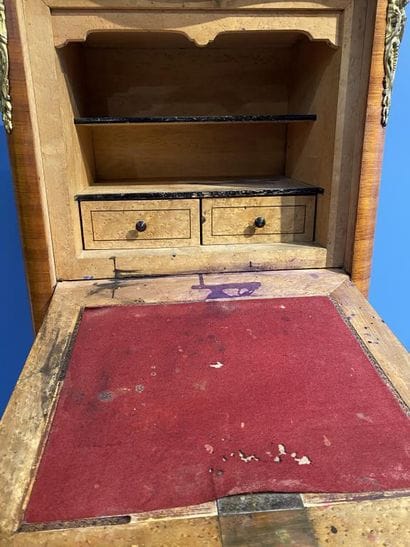 Semainier in veneered wood with frieze decoration,...