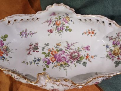 Corbeille en porcelaine à décor polychrome...