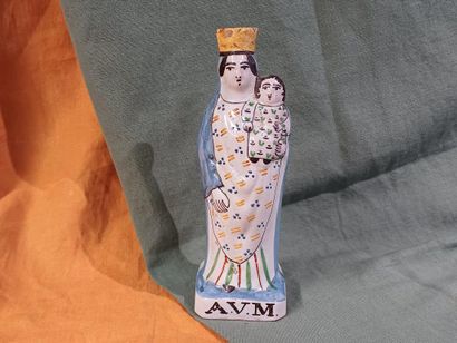 Vierge à l'enfant en faïence à décor polychrome...