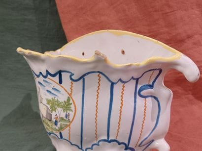 MIDI
Bouquetière d'applique de forme mouvementée...