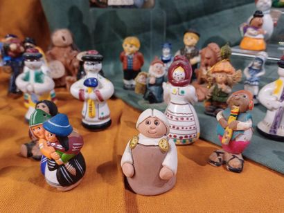 Collection of figures in painted wood, glazed...