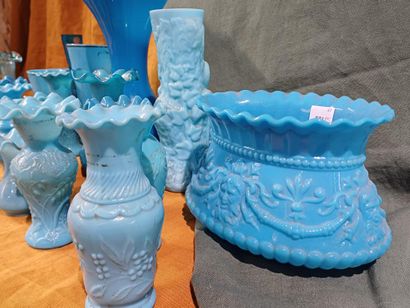 Ensemble de vases en opaline et verre bleu.
Fin...
