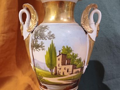 PARIS
Deux vases balustres sur piédouche...