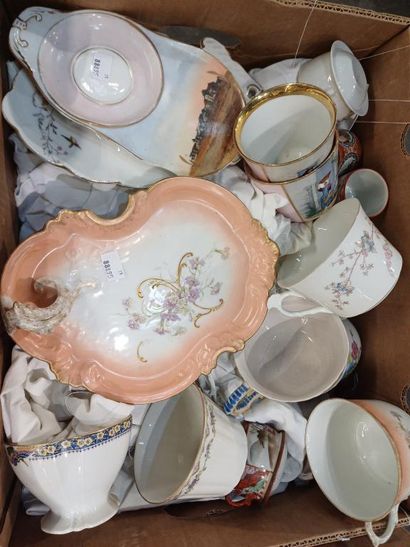 Collection de soucoupes en porcelaine et...