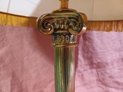 Pied de lampe en laiton à décor d'une colonne...
