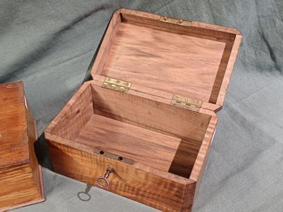Ensemble de trois coffrets :
- en bois à...