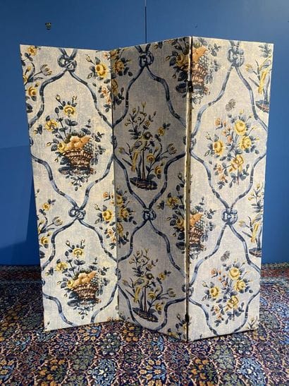 Three-leaf screen in printed fabric decorated...