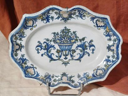 ITALY
Polylobed earthenware dish decorated...